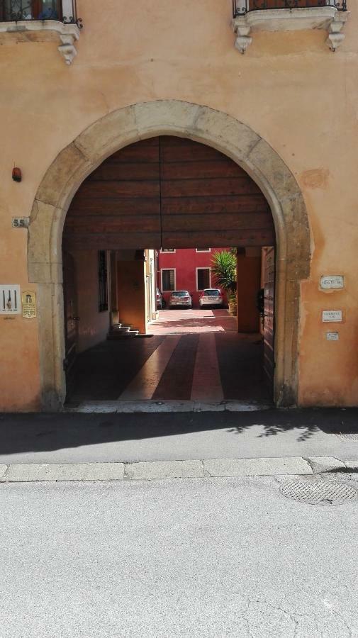 Mini Contra San Pietro Apartment Vicenza Bagian luar foto